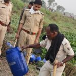 सीतामढ़ी में बड़ी कार्रवाई: जलकुंभी में छिपाई गई 300 लीटर अवैध शराब बरामद